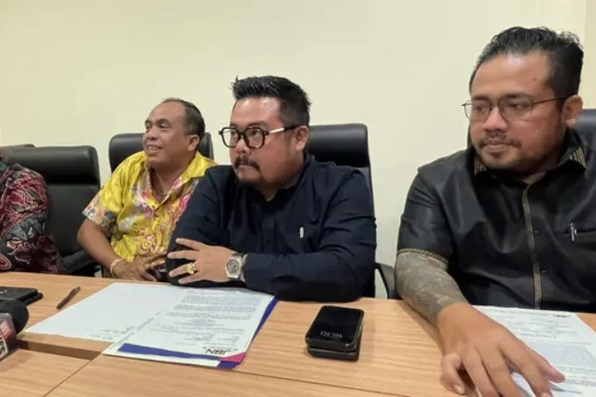 Tim kuasa hukum Lisa Mariana dari kantor Jon Boy Nababan & Rekan, yang terdiri atas Jhonboy Simson Nababan, Daniel Perdana Nababan, dan Markus Nababan, memberikan pernyataan pers di kawasan Kebayoran Baru, Jakarta Selatan, pada Sabtu (5/3/2025). Saat ini, selebgram Lisa Mariana dikabarkan dalam kondisi menurun dan berharap agar persoalannya dengan Ridwan Kamil tidak semakin menjadi konsumsi publik. (Sumber: Instagram Lisa Mariana)