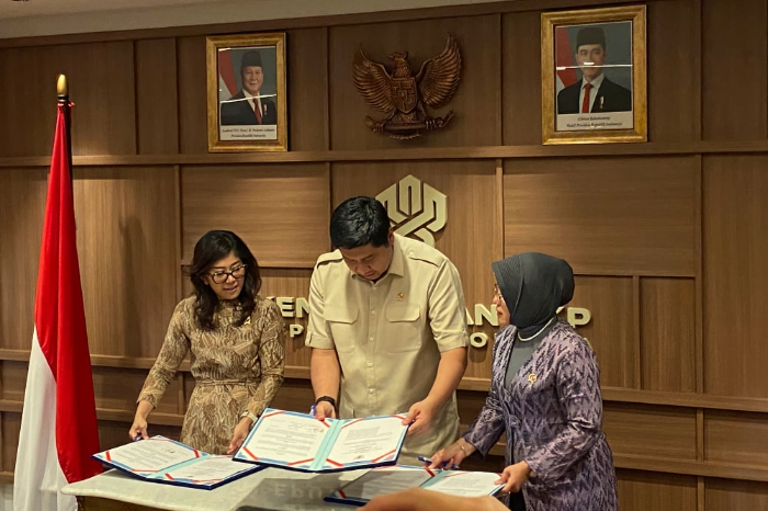 Menteri Komunikasi dan Digital Meutya Hafid (kiri), Menteri Perumahan dan Kawasan Permukiman Maruarar Sirait (tengah), serta Kepala BPS Amalia Adininggar Widyasanti meneken nota kesepahaman pembangunan 1.000 unit rumah subsidi bagi wartawan, Selasa (8/4/2025) di Jakarta. (Istimewa)