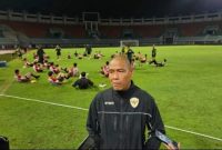 Pelatih Timnas U-17, Nova Arianto, memberikan keterangan kepada wartawan usai memimpin sesi latihan tim di Stadion Pakansari, Kabupaten Bogor, Rabu (13/3/2025). (Foto: Rauf Adipati/Antara)