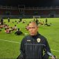 Pelatih Timnas U-17, Nova Arianto, memberikan keterangan kepada wartawan usai memimpin sesi latihan tim di Stadion Pakansari, Kabupaten Bogor, Rabu (13/3/2025). (Foto: Rauf Adipati/Antara)