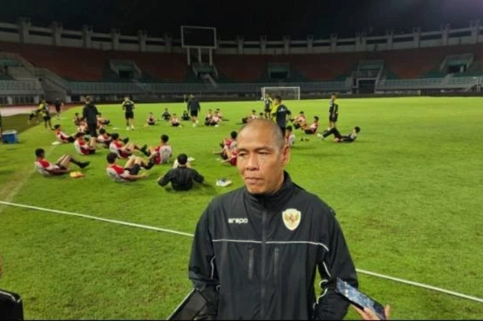 Pelatih Timnas U-17, Nova Arianto, memberikan keterangan kepada wartawan usai memimpin sesi latihan tim di Stadion Pakansari, Kabupaten Bogor, Rabu (13/3/2025). (Foto: Rauf Adipati/Antara)