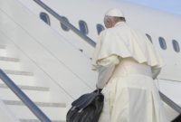 Paus Fransiskus menaiki pesawat menuju Irlandia pada Agustus 2018 di Bandara Fiumicino, Roma. (Foto: Dok. Vaticannews)