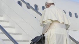 Paus Fransiskus menaiki pesawat menuju Irlandia pada Agustus 2018 di Bandara Fiumicino, Roma. (Foto: Dok. Vaticannews)
