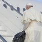 Paus Fransiskus menaiki pesawat menuju Irlandia pada Agustus 2018 di Bandara Fiumicino, Roma. (Foto: Dok. Vaticannews)