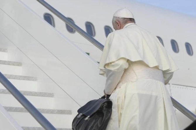 Paus Fransiskus menaiki pesawat menuju Irlandia pada Agustus 2018 di Bandara Fiumicino, Roma. (Foto: Dok. Vaticannews)