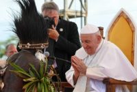 Paus Fransiskus menyapa seorang pemimpin suku di Vanimo, Papua Nugini, pada 8 September 2024 (VATICAN MEDIA Divisi Foto).