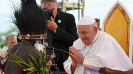 Paus Fransiskus menyapa seorang pemimpin suku di Vanimo, Papua Nugini, pada 8 September 2024 (VATICAN MEDIA Divisi Foto).