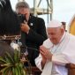 Paus Fransiskus menyapa seorang pemimpin suku di Vanimo, Papua Nugini, pada 8 September 2024 (VATICAN MEDIA Divisi Foto).