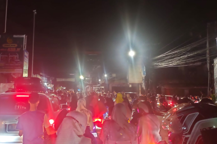 Tak hanya merayakan malam takbiran, H. Enju juga menyiapkan uang saku untuk seluruh peserta yang hadir, mencapai lebih dari 2000 orang. Sebuah bentuk apresiasi yang membuat acara semakin meriah dan penuh kebahagiaan. “Kami sangat senang bisa merayakan malam takbiran ini bersama tokoh masyarakat yang sangat peduli dengan lingkungan dan warga sekitar,” ungkap salah satu peserta yang hadir.