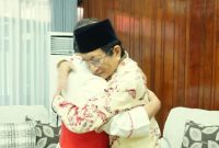 Pelukan hangat antara Kardinal Ignatius Suharyo dan Menag Nasaruddin Umar pada momen Lebaran 2025 tidak hanya memberikan sentuhan emosional, tetapi juga menghadirkan harapan baru untuk masa depan toleransi antarumat beragama di Indonesia. Dalam suasana penuh kemenangan dan kebersamaan, kedua sahabat lintas iman ini menunjukkan bahwa persatuan Indonesia dibangun bukan dari keseragaman, melainkan dari kemampuan untuk merayakan keberagaman dengan cinta dan saling menghormati. (Humas Keuskupan Agung Jakarta dan Gereja Katedral)