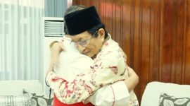 Pelukan hangat antara Kardinal Ignatius Suharyo dan Menag Nasaruddin Umar pada momen Lebaran 2025 tidak hanya memberikan sentuhan emosional, tetapi juga menghadirkan harapan baru untuk masa depan toleransi antarumat beragama di Indonesia. Dalam suasana penuh kemenangan dan kebersamaan, kedua sahabat lintas iman ini menunjukkan bahwa persatuan Indonesia dibangun bukan dari keseragaman, melainkan dari kemampuan untuk merayakan keberagaman dengan cinta dan saling menghormati. (Humas Keuskupan Agung Jakarta dan Gereja Katedral)
