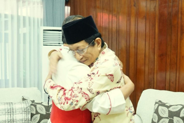 Pelukan hangat antara Kardinal Ignatius Suharyo dan Menag Nasaruddin Umar pada momen Lebaran 2025 tidak hanya memberikan sentuhan emosional, tetapi juga menghadirkan harapan baru untuk masa depan toleransi antarumat beragama di Indonesia. Dalam suasana penuh kemenangan dan kebersamaan, kedua sahabat lintas iman ini menunjukkan bahwa persatuan Indonesia dibangun bukan dari keseragaman, melainkan dari kemampuan untuk merayakan keberagaman dengan cinta dan saling menghormati. (Humas Keuskupan Agung Jakarta dan Gereja Katedral)