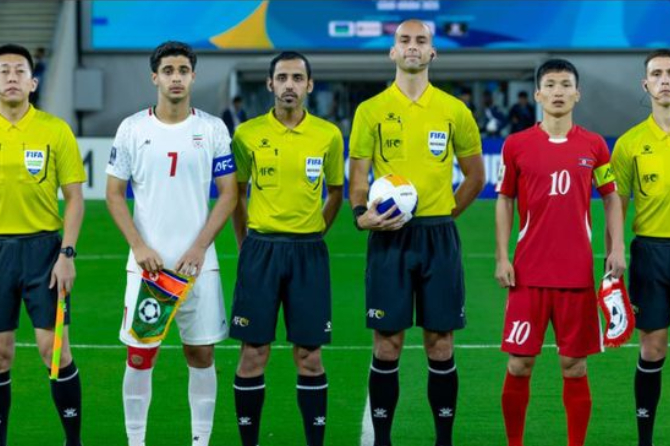 Pemain Timnas U-17 Indonesia bersiap menghadapi Korea Utara di perempat final Piala Asia U-17 2025.