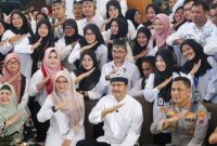 Menteri Sosial berfoto bersama dengan Bupati Banyuwangi Ipuk Fiestiandani saat meninjau program pengentasan kemiskinan. (Foto: Antara)