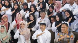 Menteri Sosial berfoto bersama dengan Bupati Banyuwangi Ipuk Fiestiandani saat meninjau program pengentasan kemiskinan. (Foto: Antara)