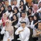 Menteri Sosial berfoto bersama dengan Bupati Banyuwangi Ipuk Fiestiandani saat meninjau program pengentasan kemiskinan. (Foto: Antara)