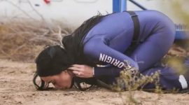 Katy Perry mencium tanah usai mendarat dari luar angkasa (Blue Origin via AFP)