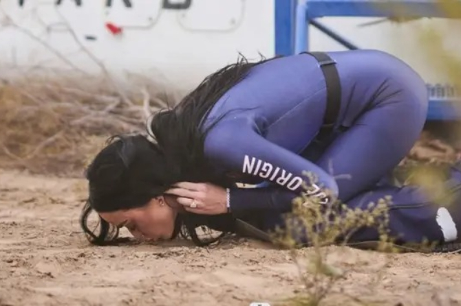 Katy Perry mencium tanah usai mendarat dari luar angkasa (Blue Origin via AFP)