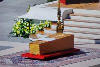 Peti Jenazah Paus Fransiskus saat Misa Pemakaman di Basilika Santo Petrus Vatikan Roma Italia (Tangkap Layar)