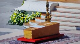 Peti Jenazah Paus Fransiskus saat Misa Pemakaman di Basilika Santo Petrus Vatikan Roma Italia (Tangkap Layar)