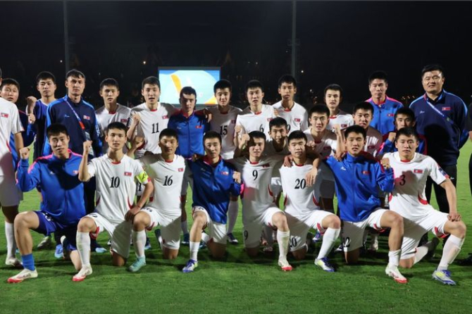 Pemain Timnas U-17 Indonesia bersiap menghadapi Korea Utara di perempat final Piala Asia U-17 2025.