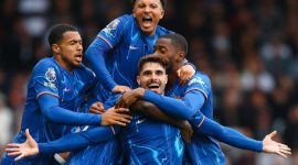 Potret selebrasi pemain Chelsea usai raih kemenangan dramatis atas Fulham dan kembali memasuki zona Liga Champions, Minggu (20/4/25). (Foto: X/@ChelseaFC)