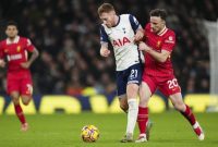 Diogo Jota memberi tekanan kepada Dejan Kulusevski dalam duel Tottenham kontra Liverpool, Minggu (22/12/24). (Foto: x.com/SpursOfficial)
