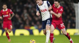 Diogo Jota memberi tekanan kepada Dejan Kulusevski dalam duel Tottenham kontra Liverpool, Minggu (22/12/24). (Foto: x.com/SpursOfficial)