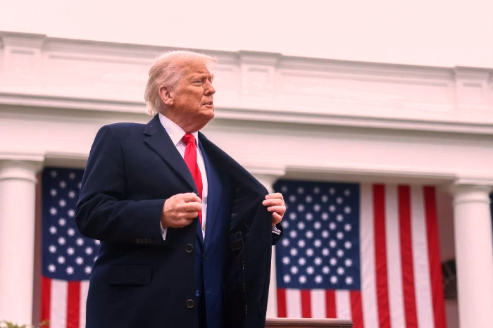 Presiden AS Donald Trump mengumumkan penangguhan tarif timbal balik dan kenaikan tarif impor terhadap China, di tengah meningkatnya ketegangan perdagangan global.