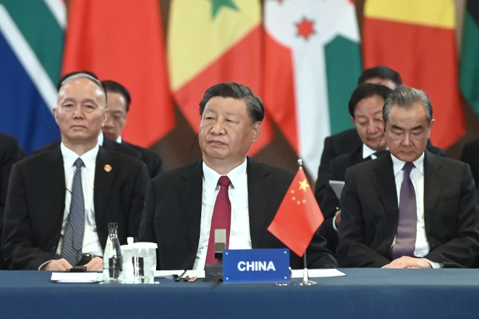 Presiden China Xi Jinping (Tengah) //Dok. Bloomberg//
