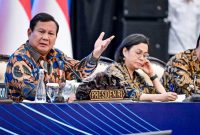 Presiden Prabowo Subianto melakukan dialog bersama sejumlah ekonom dan pengusaha dalam acara Sarasehan Ekonomi yang berlangsung di Menara Mandiri, Jakarta, pada Selasa, 8 April 2025. (Foto: BPMI Setpres)