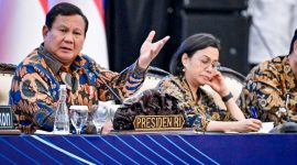 Presiden Prabowo Subianto melakukan dialog bersama sejumlah ekonom dan pengusaha dalam acara Sarasehan Ekonomi yang berlangsung di Menara Mandiri, Jakarta, pada Selasa, 8 April 2025. (Foto: BPMI Setpres)