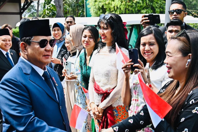 Kedatangan Presiden Republik Indonesia, Prabowo Subianto, di sebuah hotel di Antalya, Turki, pada Jumat, 11 April 2025, disambut dengan antusias oleh masyarakat Indonesia yang tinggal di kota pesisir selatan tersebut. (Dok. BPMI Setpres/Laily Rachev)