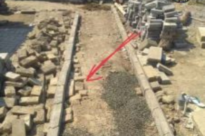 Potret paving blok yang berserakan (Foto: Jay)