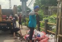 Potret Petugas Kebersihan mengangkut Sampah (Dok. Istimewa) 