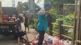 Potret Petugas Kebersihan mengangkut Sampah (Dok. Istimewa) 