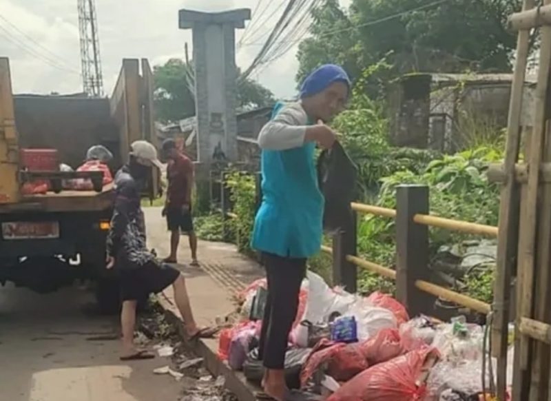 Potret Petugas Kebersihan mengangkut Sampah (Dok. Istimewa) 