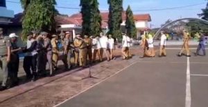 Usai apel, suasana berubah menjadi lebih cair dan akrab saat seluruh pegawai saling bersalaman dalam rangka halal bihalal. 