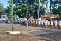 Kegiatan yang berlangsung di halaman kantor Kecamatan ini dihadiri oleh seluruh aparatur sipil negara (ASN) dan staf (Dok. Ahmad/Metrosiar) 