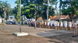 Kegiatan yang berlangsung di halaman kantor Kecamatan ini dihadiri oleh seluruh aparatur sipil negara (ASN) dan staf (Dok. Ahmad/Metrosiar) 