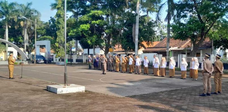 Kegiatan yang berlangsung di halaman kantor Kecamatan ini dihadiri oleh seluruh aparatur sipil negara (ASN) dan staf (Dok. Ahmad/Metrosiar) 