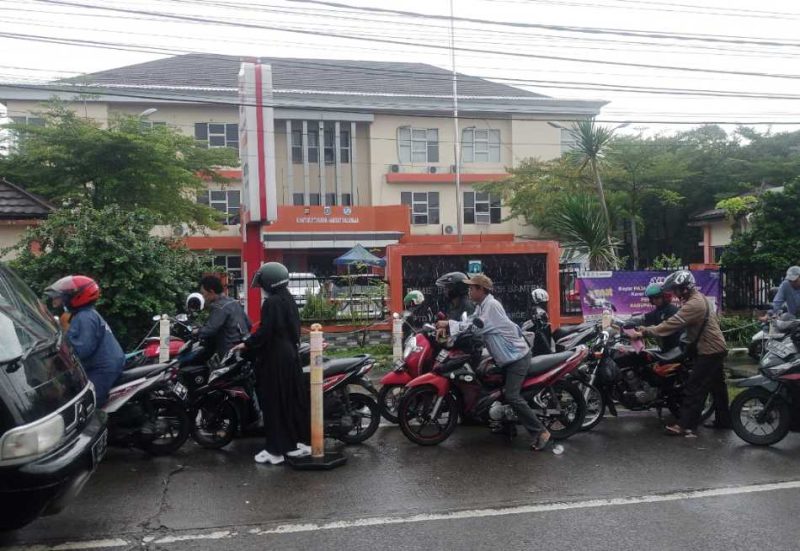 Antrean panjang terlihat sejak pukul 07.00 WIB. Ratusan warga rela datang lebih awal demi mengurus pajak kendaraan (Tangkapan layar/Ahmad/Metrosiar) 