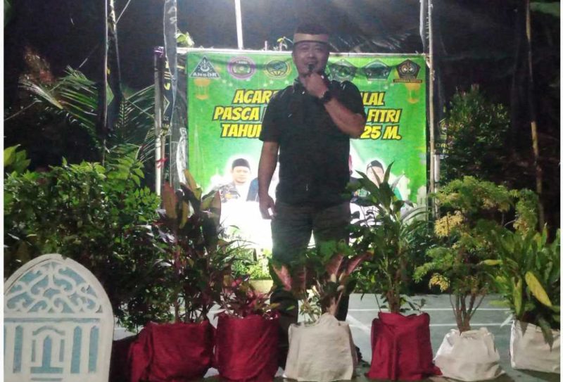 Potret Camat Kemiri Hendarto. S., STP. MSi menyampaikan sambutan di acara Halal bihalal (Dok. Tangkapan layar Ahmad/Metrosiar) 