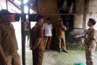 Tangkapan layar Potret Camat Kemiri dan Kepala Desa Kemiri di dampingi Jajaran dan Perangkat Desa setempat. (Dok. Ahmad/Metrosiar) 