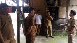 Tangkapan layar Potret Camat Kemiri dan Kepala Desa Kemiri di dampingi Jajaran dan Perangkat Desa setempat. (Dok. Ahmad/Metrosiar) 