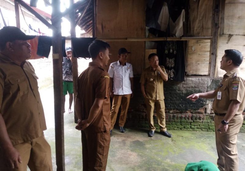 Tangkapan layar Potret Camat Kemiri dan Kepala Desa Kemiri di dampingi Jajaran dan Perangkat Desa setempat. (Dok. Ahmad/Metrosiar) 