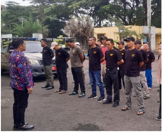 Potret Camat Kemiri Pimpin Apel Persiapan Kegiatan gerakan Pungut Sampah ini dimulai pukul 08.00 WIB dengan titik kumpul di halaman kantor kecamatan Kemiri (Dok. Istimewa) 