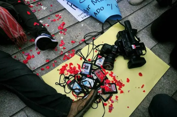 Seorang jurnalis foto menjalankan tugas peliputan saat kunjungan Kapolri di Stasiun Tawang, Semarang. Insiden dugaan kekerasan oleh ajudan Kapolri terjadi di lokasi ini, Sabtu (5/4/2025). 