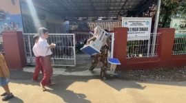 Tindakan Arta Grace Monica gotong meja kursi ke sekolah viral. Ia bertanggung jawab meski anaknya mengaku fasilitas sudah rusak. (Istimewa)