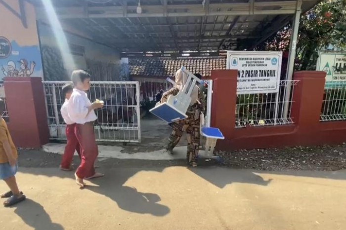 Tindakan Arta Grace Monica gotong meja kursi ke sekolah viral. Ia bertanggung jawab meski anaknya mengaku fasilitas sudah rusak. (Istimewa)